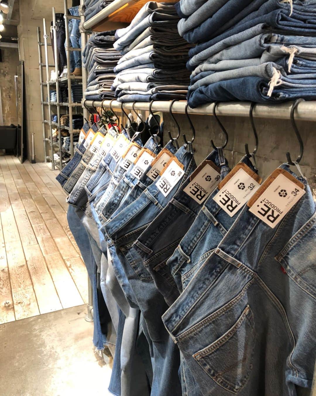 石川涼のインスタグラム：「「VANQUISH DENIM RE PRODUCT」 履かなくなったデニムを使って新たなデニムアイテムを生み出す 「DENIM RE PRODUCT」 スタート！！ 家に履かなくなったVANQUISHデニムパンツはありませんか？？？ 履かなくなったVANQUISHデニムパンツをお持ちください。  新しくVANQUISHデニムパンツを購入する際に 履かなくなったVANQUISHのデニムを引き取らせていただければ 20％OFFでデニムパンツが購入できます。  持参、購入の対象は、VANQUISHのデニムパンツに限ります。その他ブランドは対象外となりますのでご了承ください。 購入される時にデニムを持参ください。購入前、購入後にお持ち込みいただいてもご対応できません。ご了承ください。  #vanquish#reproduct」