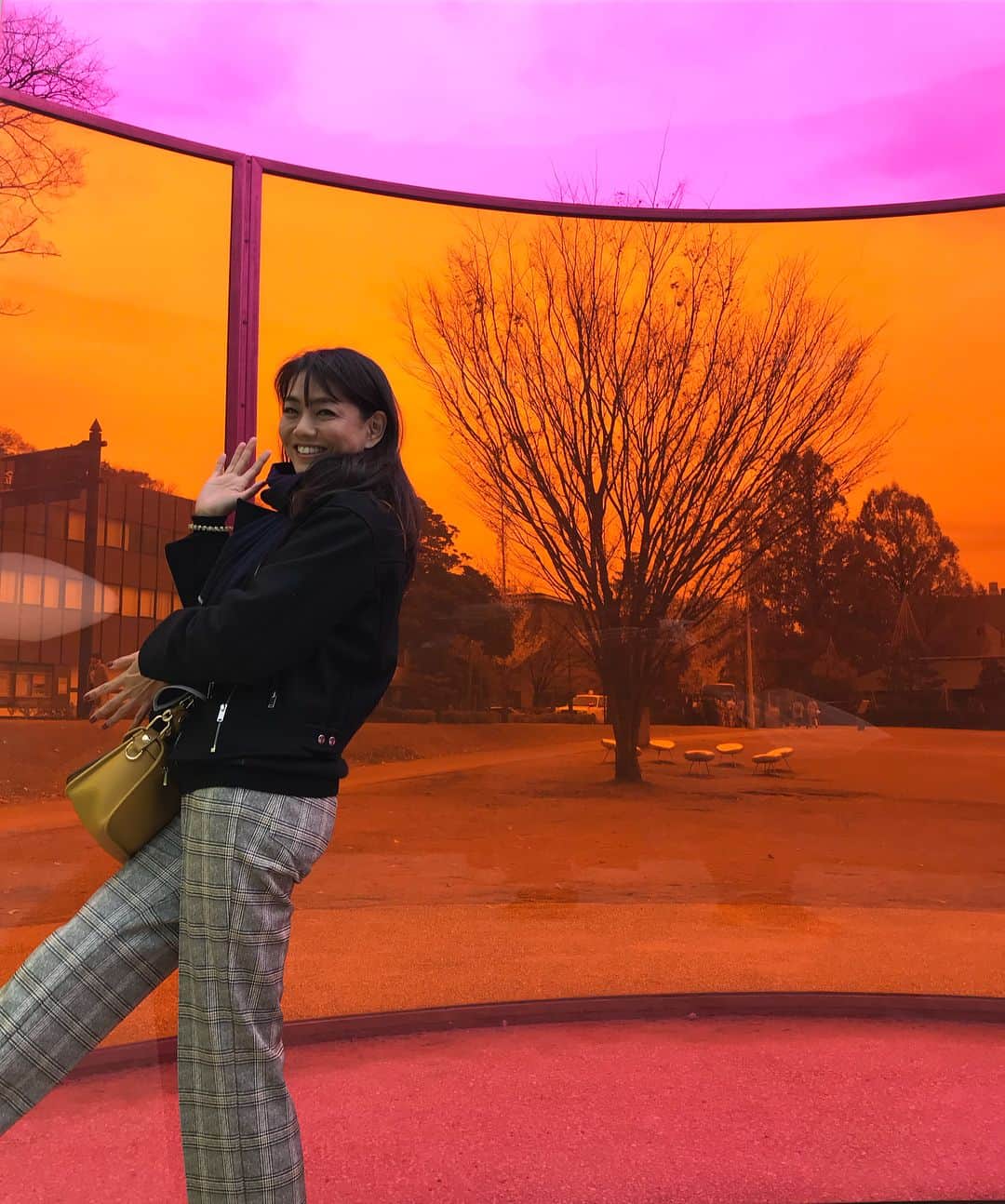 前田典子さんのインスタグラム写真 - (前田典子Instagram)「#ピンクの空 #オレンジの公園 #黄色と青で緑の壁 #オラファーエリアソン #ちっちゃい人とおっきい植物 #金沢 #21世紀美術館  #21thmuseum  #マエノリ#タビノリ #旅 #rejoove#あったかパンツで良かった」11月27日 23時38分 - maenorichang