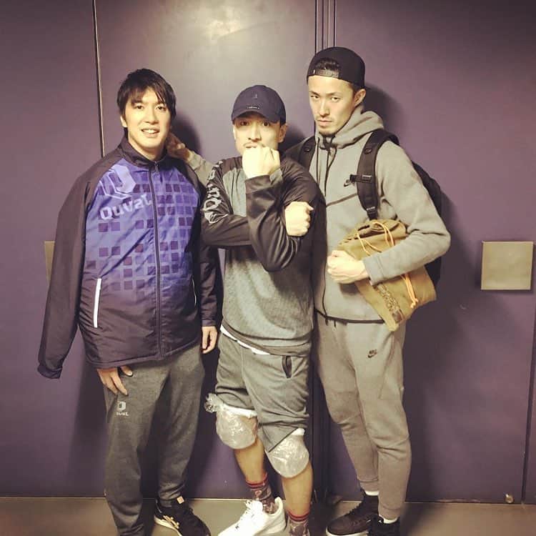 のインスタグラム：「いつぶりか揃った大濠の同期3人。 どうやら大濠出身のOBでプロでやってる現役は俺らが一番上らしい。。。 感慨深いけど、俺らはまだまだ上を目指してやってやろうぜ🏀 #福大大濠 #1986年 #特急のりおくれるけんが」