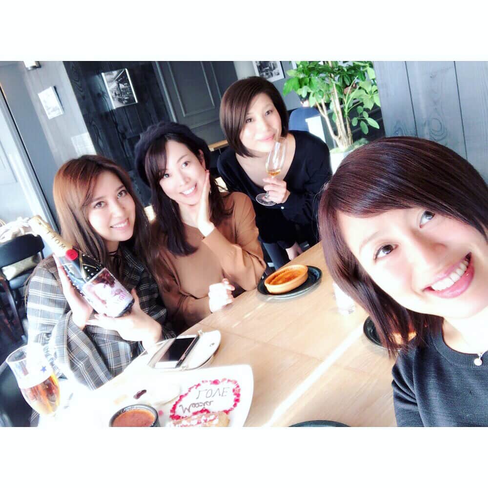 DJ MaRiaのインスタグラム：「大好きな東京のお姉様方😍✨ いつ会っても美しいわ〜💓💓 こうしてまた会えて嬉しかった〜🙌 プレゼントのモエに素敵なデザインまで、、✨🍾懐かしいアー写だわぁ〜〜若い！！笑 ありがとう〜〜🥂💓💓🙇‍♀️ また東京にいった時はみんなで会おうね😆✨✨」