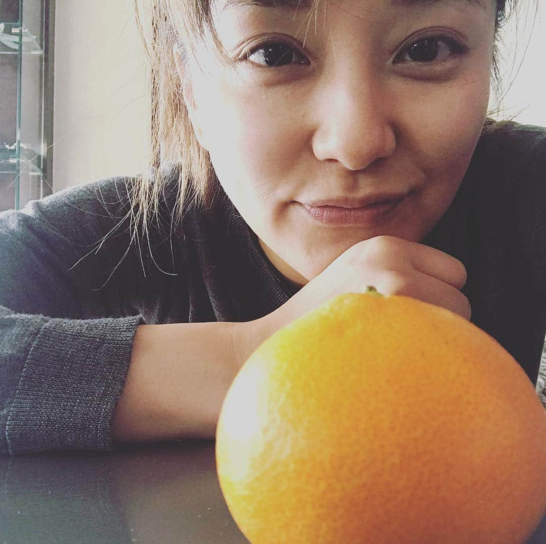 中越典子さんのインスタグラム写真 - (中越典子Instagram)「西海のみかんが 届きましたー🍊 甘いっ おいしーい❤️ 気温差もはげしいので美味しいみかん🍊をモリモリ食べて、風邪予防しよ🤧  #西海みかん  #菜々子みかん #八並みかん #甘い #ビタミンc」11月28日 15時41分 - nakagoshi_noriko.official