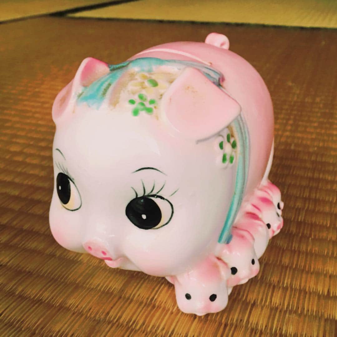 のインスタグラム：「昭和レトロなぶたのちょきんばこ。 #レトロポップ #昭和 #豚の貯金箱 #ぶた #貯金箱」