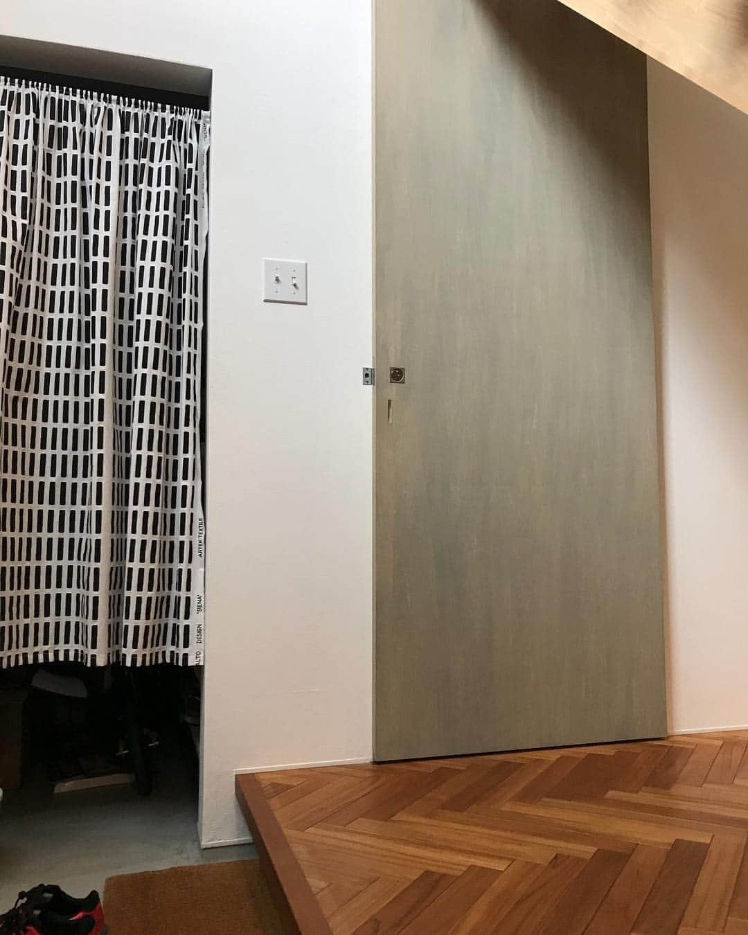 Miyazakikoumutenさんのインスタグラム写真 Miyazakikoumuteninstagram ヘリンボーンの床 にグレイッシュなドア 個人的にも好きでいつみてもカッコイイです ソラマド Soramado Soramadomie 11月28日 9時49分 Soramadomie