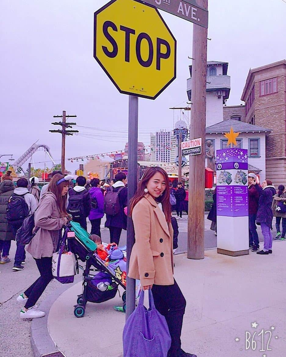 岡田紗季のインスタグラム：「11/22 ☆ユニバ☆  友達に撮ってもらったよ😊  #usj #フォトスポット #楽しかった #久しぶり #投稿」