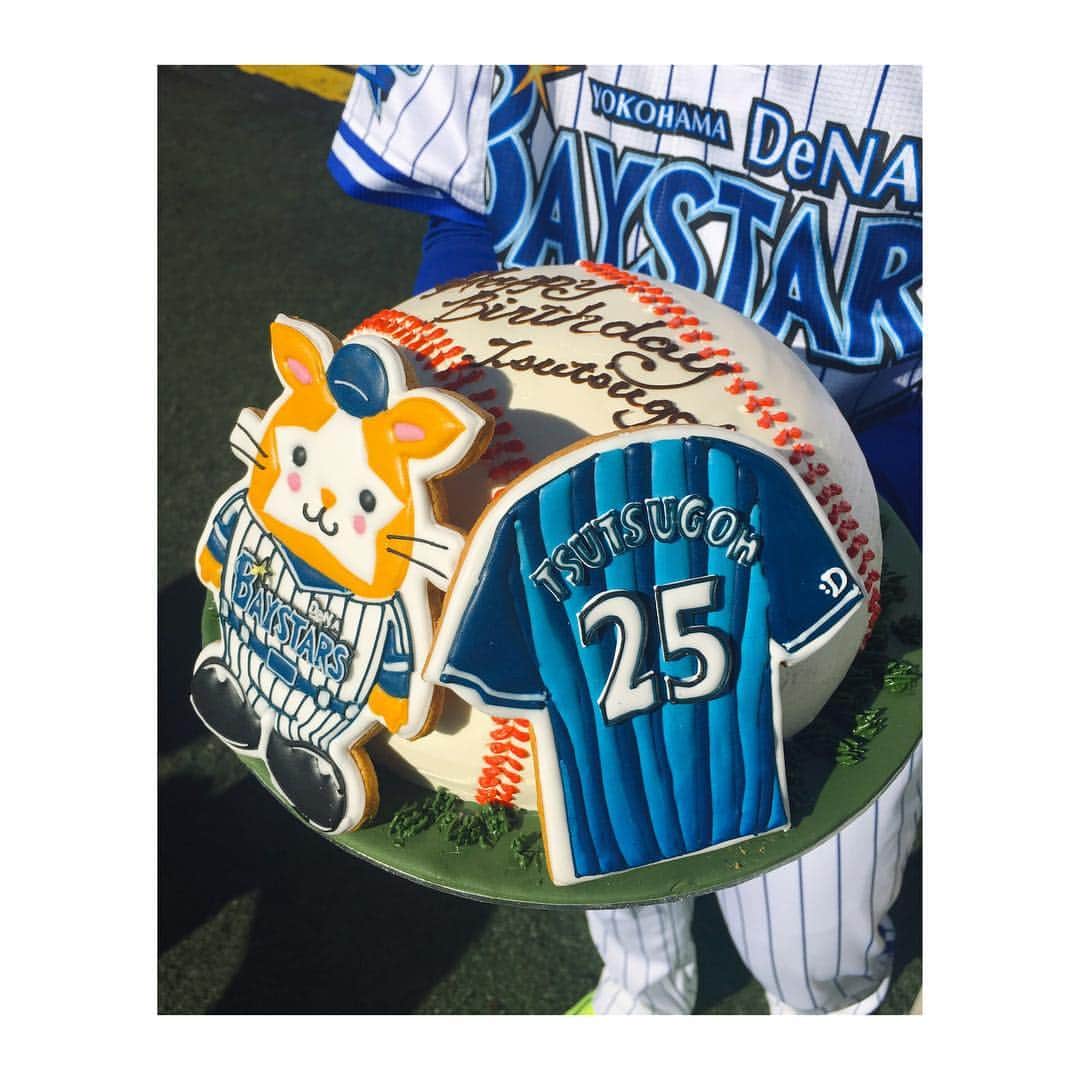 上村彩子さんのインスタグラム写真 - (上村彩子Instagram)「. ⭐️ . 11/26は、ベイスターズの主将筒香選手の26歳の誕生日🎂 . ということで、ファンフェスティバルの放送のなかでは、サプライズでケーキを用意！このあと、こんなにかわいいケーキが柴田選手の顔にぶつけられてボロボロになってしまいました😂 . #DeNAベイスターズ#ファンフェスティバル#スターマン」11月28日 13時23分 - saekokamimura