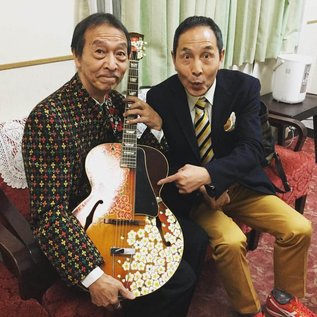 よしもと祇園花月さんのインスタグラム写真 - (よしもと祇園花月Instagram)「本日の楽屋写真、里見まさとさんがタイヘイトリオに入門された時に師匠が弾いていたギターを譲り受け、今は梅乃ハッパさんが弾いておられるというエピソード！いいお話です！ #祇園花月 #よしもと祇園花月 #里見まさと #梅乃ハッパ #本公演 #ギブソン #タイヘイトリオ #いい話 #ギター」11月28日 13時51分 - gionkagetsu