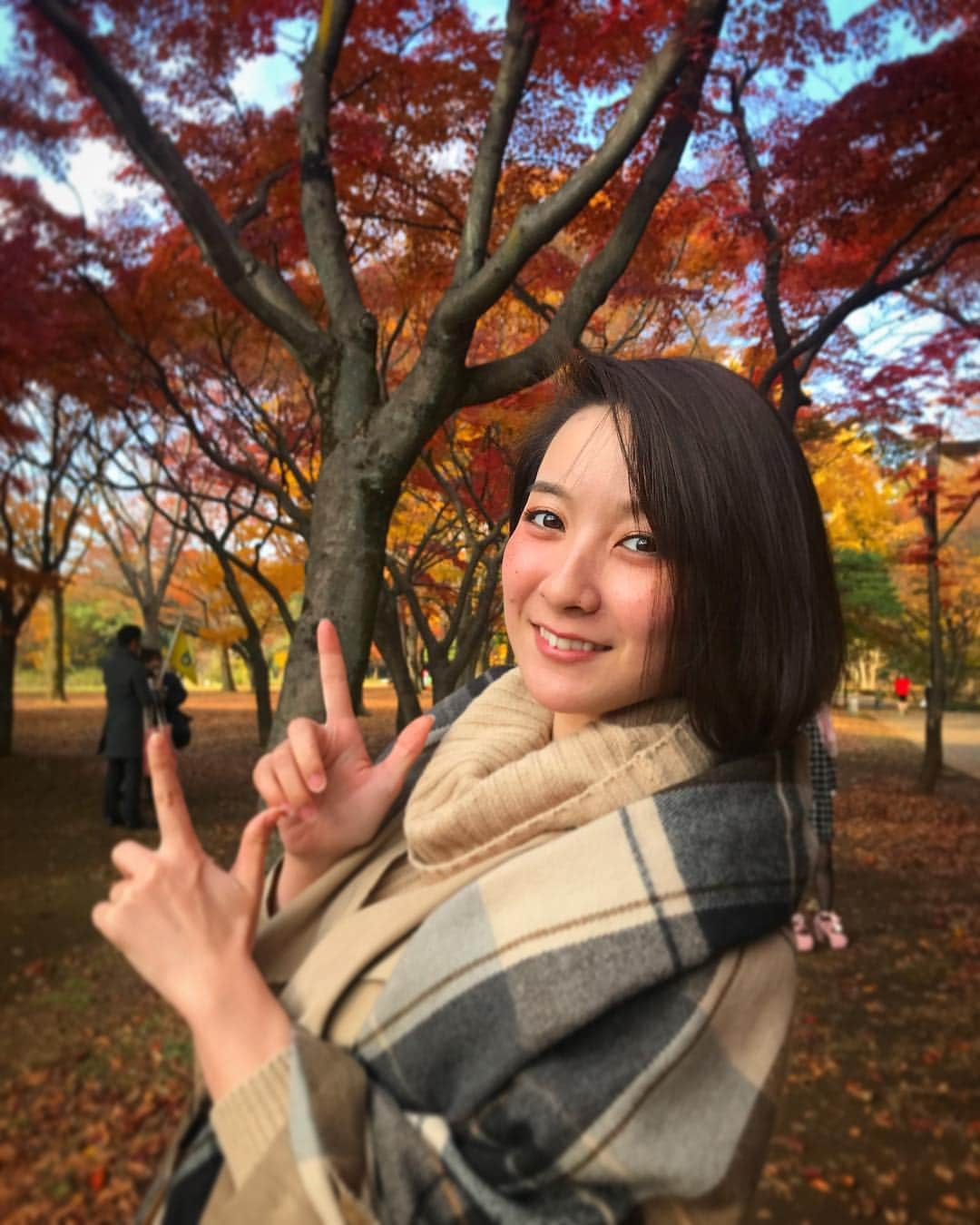 紺野栞さんのインスタグラム写真 - (紺野栞Instagram)「綺麗に色付いてた( ˘ω˘ )🍁 #スムース撮影会 #紅葉 #🍁 #代々木公園」11月28日 13時52分 - shiooo1023