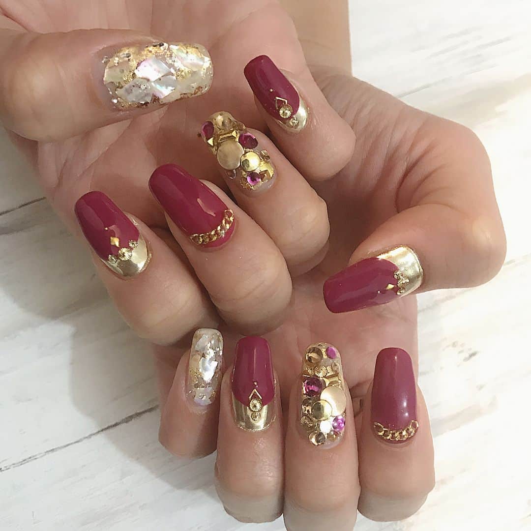 のインスタグラム：「いつもの @relum.official にて、ハンドとフットのネイル新しくしてきましたよん😍💅💕✨ 眠すぎて、、寝落ちしてる間に完成させてくれました。。デザインは @relum__muumu に完全にお任せでした♡ 可愛い♡ さすがです♡ #nail #relum #nails #gelnails #gelnail #nailsalon #gel #newnail #newnails #tokyo #ネイルサロン #ネイル #ジェルネイル #リルム #恵比寿」