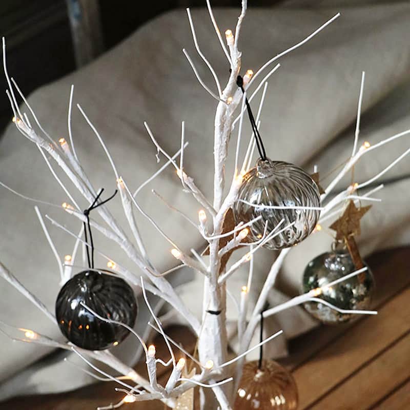 オルネ ド フォイユさんのインスタグラム写真 - (オルネ ド フォイユInstagram)「白樺の木を模したLEDライトのツリー。 繊細で優しい光が、雰囲気ある空間を作ります。 真っ白なので、ガラスボールやカラフルなオーナメントも映えます。 . #SIRIUS #lightornament  #ledオーナメント #treeornament #ツリーオーナメント #ornaments #オーナメント #interior #インテリア #noel #ノエル #maisonornedefeuilles #ornedefeuilles #オルネドフォイユ」11月28日 15時07分 - ornedefeuilles