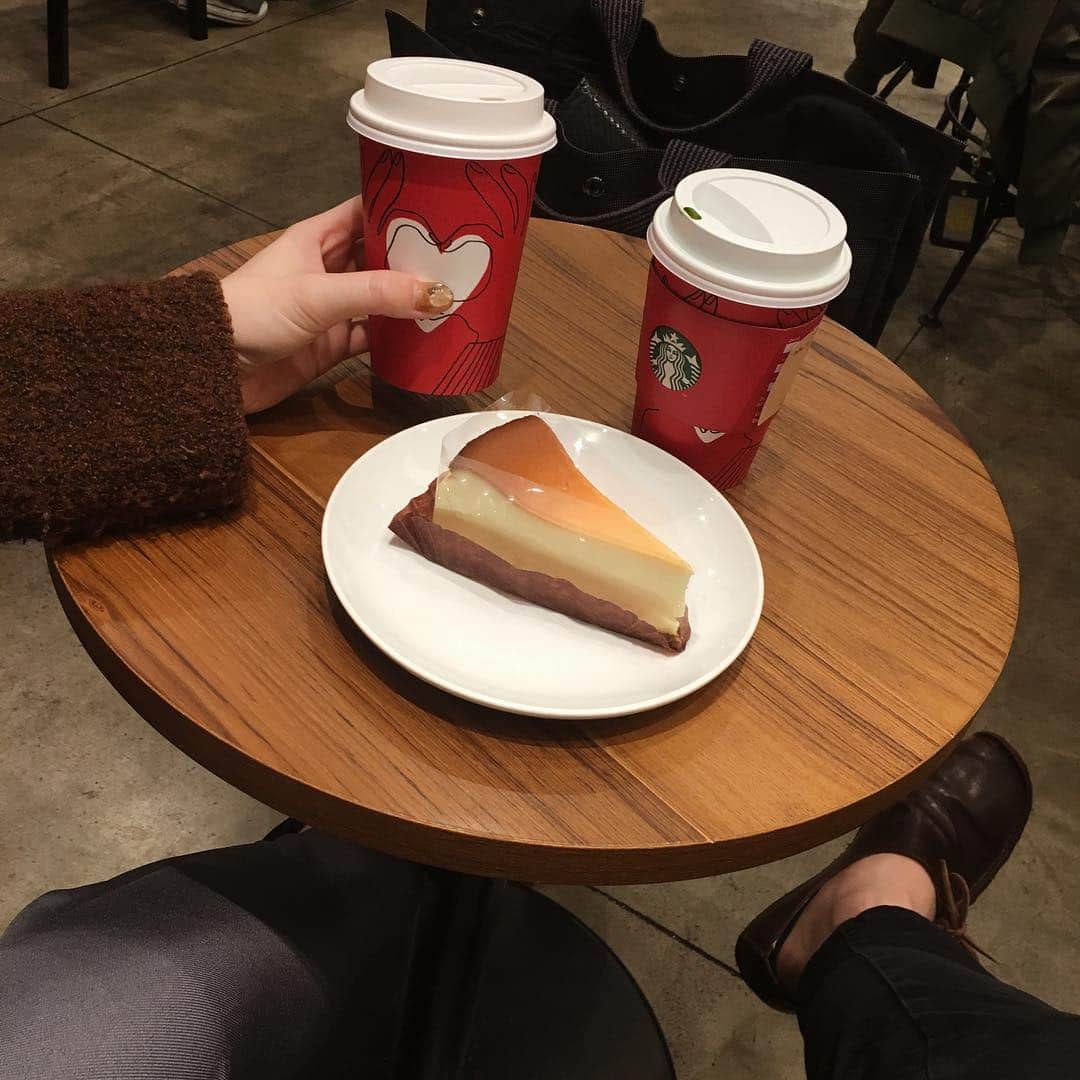 古川貴絵さんのインスタグラム写真 - (古川貴絵Instagram)「・ スタバのチーズケーキ好き✌︎('ω')✌︎ 向かい側の席あっても隣座っちゃうやつ あ、普段は向かい合って座ってます #starbucks #cheesecake #bf」11月29日 1時13分 - _kiegram