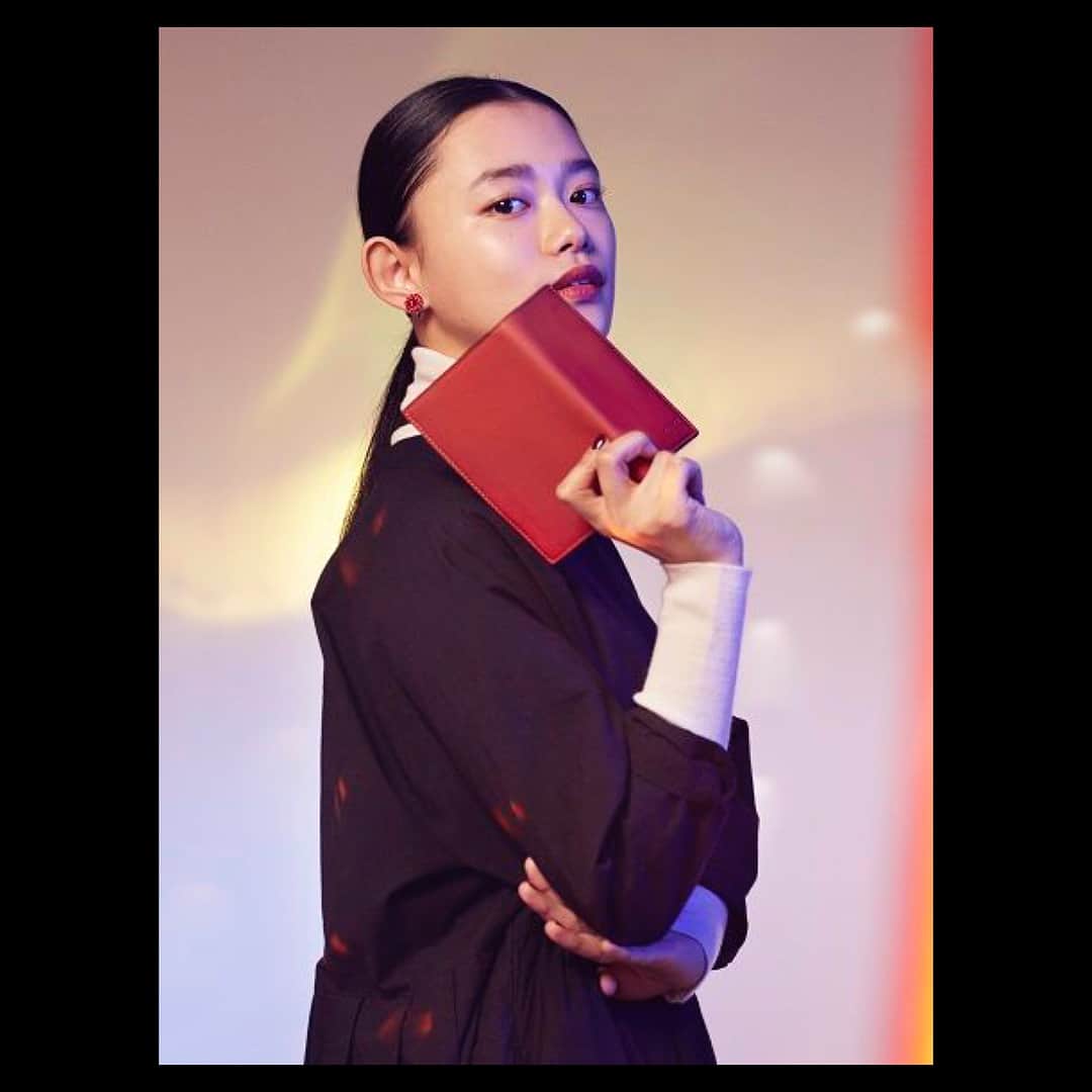杉咲花のインスタグラム：「FIGARO.jpにて公開中。 COACHの素敵なアイテムを大切な人へ、選びました。 撮影後、なんと3枚目のバッグを頂いてしまいました。 コーチクリエイトでイニシャルも刻んで、 自分だけの特別なバッグに。感謝です🛍💓 https://madamefigaro.jp/brand-special/171127-coach/」