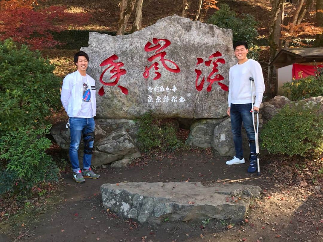 のインスタグラム：「怪我人2人で行ってきました！ 寿人さん👪と健太くん👪と遭遇(笑) #香嵐渓 #紅葉 #インスタ映えしてるかな？ #2人ともデカくて装具してるからめちゃ見られた #復帰まで頑張ろう！！」