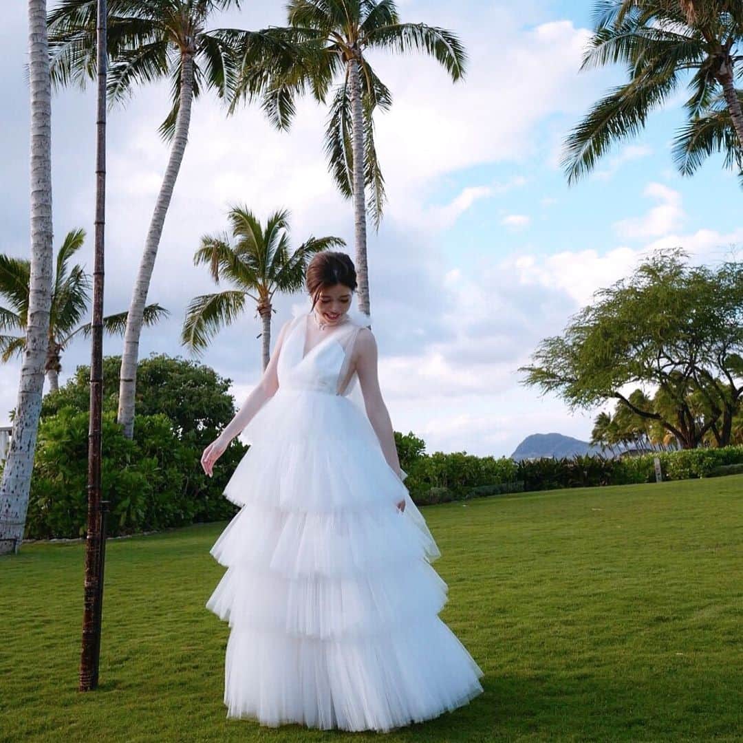 山脇道子さんのインスタグラム写真 - (山脇道子Instagram)「💏 だいちゃん @daichi19831127  が 私の想いを形にしてくれた 世界で１つふわっふわの夢の様なドレスで 結婚式をしました✨✨✨ . ありがとうだいちゃん♡♡♡ #dosqatokyo #weddingdress」11月28日 20時09分 - michikoooo