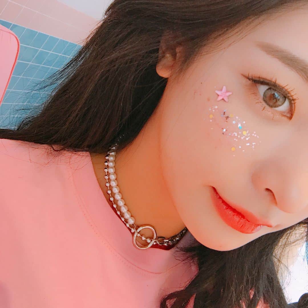 ジョンハさんのインスタグラム写真 - (ジョンハInstagram)「나 오늘 얼굴에 뭐 반짝 반짝 예쁜거 했어 훗ㅎ」11月28日 20時59分 - 1993kg