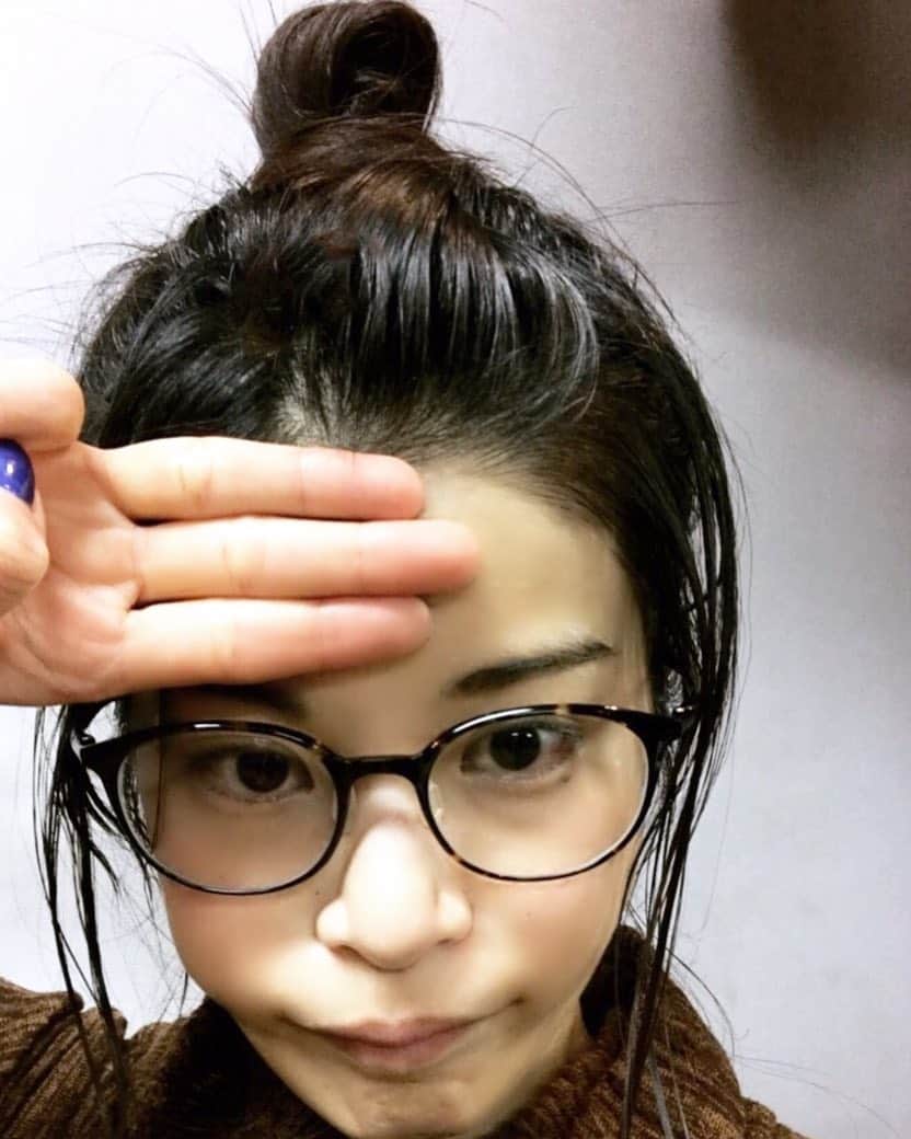 ほな・いこかのインスタグラム：「以前は指２本分だったおでこが指３本分に。…こう…たい…？」