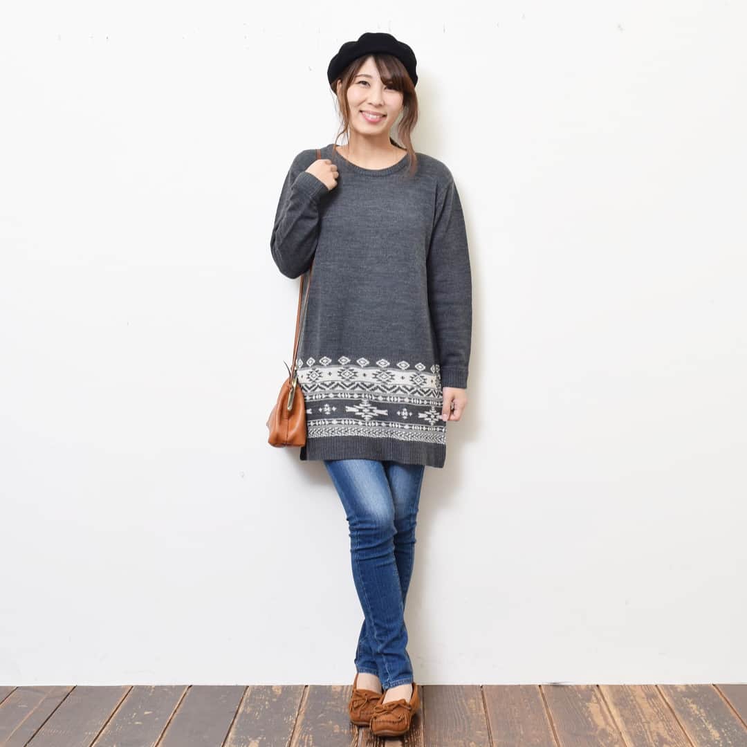 +natural(プラスナチュラル)のインスタグラム：「#ノルディック柄 が入ったニットワンピースは シンプルで大人っぽい✨ がま口バックと合わせて大人っぽいけど遊び心を忘れないコーディネートです！ ─────────────────── .+natural(プラスナチュラル)は、 優しい印象に包まれる、  ナチュラルテイストなファッションと 暮らしの情報を ご紹介するWEBメディアです ─────────────────── . .  #ハートマーケット #大人ナチュラル #ナチュラル服 #プラスナチュラル #お洒落さんと繋がりたい #秋コーデ #ママコーデ #カジュアルコーデ #大人カジュアル #ママファッション#naturallook #ナチュラルファッション #大人コーデ #ナチュラルコーデ #シンプルコーデ #撮影 #着回しコーデ #데일리록 #코디 #일본 #シンプルコーデ #冬コーデ」