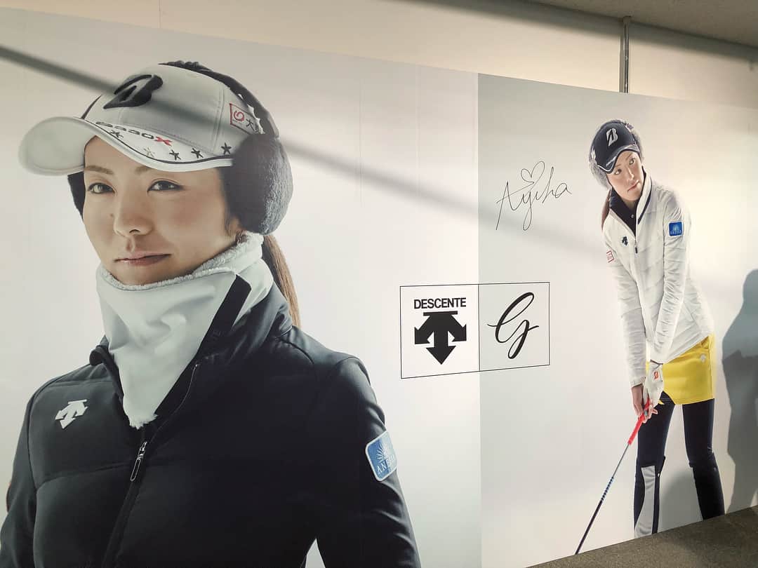 渡邉彩香のインスタグラム：「デサントさんの展示会に行ってきました😊来年もかっこよくて可愛いウェアばっかりで今から楽しみです😍😍」