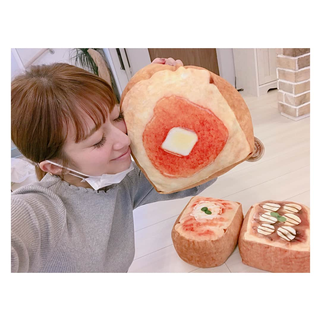 辻希美さんのインスタグラム写真 - (辻希美Instagram)「かわぇぇ〜ゃっ♡  #辻希美 #トースト #クッション #ふっわふわ #気持ちよすぎ #かわぇぇ #可愛い #ドンキホーテで購入  #一個ばっしーに #プレゼント #でもまさかの今日渡し忘れた」11月28日 23時33分 - tsujinozomi_official