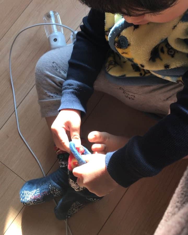 藤倉幸子のインスタグラム：「いきなり靴下履けるようになりました✨✨ ママびっくりし過ぎて慌てて動画撮り始めたから近過ぎた😭💦💦 また一つ成長したね😏  この成長の記録を毎日見れて大変だけど幸せ❤️❤️‼︎ ありがとう😊昊くん👼」