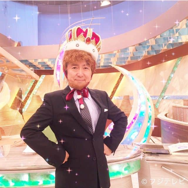 フジテレビ「とくダネ！」のインスタグラム：「お化け屋敷なのか⁈と小倉さんからツッコミがありましたが…笑 れっきとした王子様コスプレです！笠井アナ渾身の王子感をご覧ください！  #とくダネ #笠井信輔 #イギリス王室 #おめでたい話」