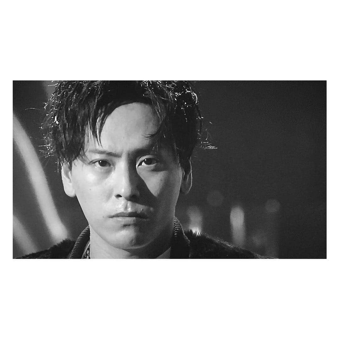 のインスタグラム：「今日はベストアーティスト けんちゃんのヘアメイク担当させて頂きました。 ・ ありがとうございました！ ・ ・ こういう仕事ができるのは 普段お店でたくさんの方を担当させてもらって ・ その中で  一人ひとりに似合う髪型を 勉強させて頂いているおかげです ・ お客さまの 「もっとこうしてほしいな」 ・ の、延長にある仕事です ・ ・ そしてまたそれを お客さまに還元できる ・ とてもありがたいスパイラル ・ ・ いつも遠くから呼んでくれて チャンスをありがとう。 ・ ・ 快くお店を出させてくれている スタッフの皆にも 感謝です。 ・ #ベストアーティスト #白黒が似合う男 #本物の証 #なんじゃないかなー感 #ヘアメイク #メンズヘア」