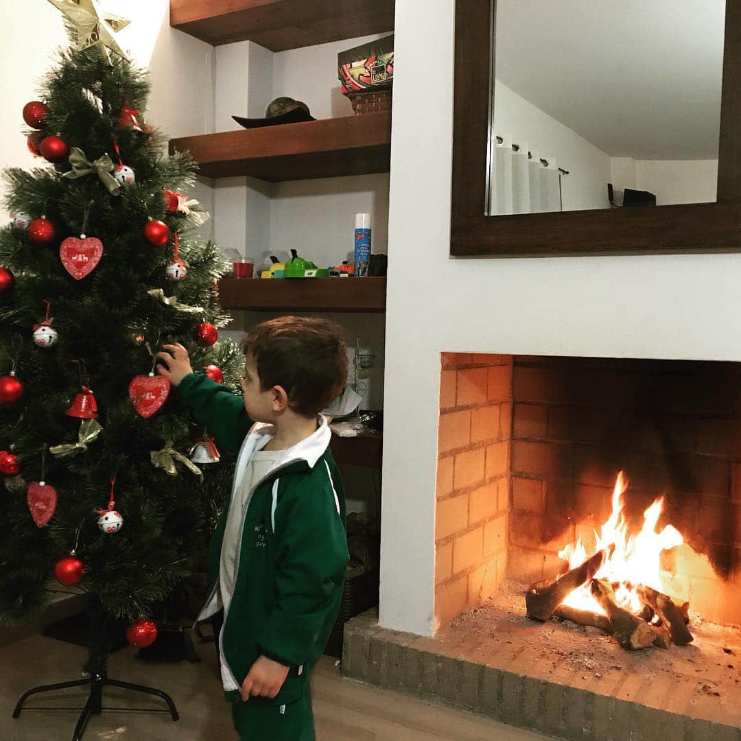 マルティン・モントヤのインスタグラム：「Llega la Navidad!♥️🎅🏽🎄 #Dylan #Natale #arboldenavidad #navidad2017 #family #losamo #alegría #21」