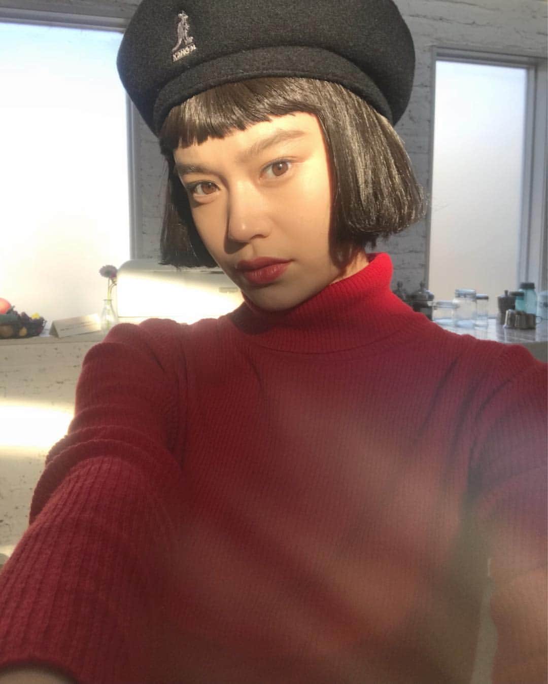 野崎智子さんのインスタグラム写真 - (野崎智子Instagram)「眩しいを必死に頑張ってる顔😕 髪はウィッグですわよ。 よるごはん何にしようかな🙄 みんな何食べる？ #shoot #thanks #fun #me」11月29日 19時11分 - tomoconozaki