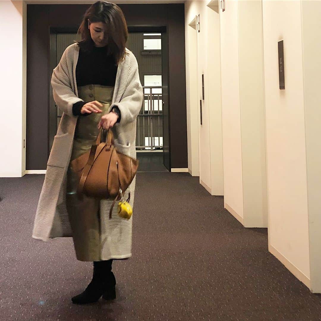 のインスタグラム：「今日は暖かかったので、 #fifthtl  の　#ロングニットマキシガウンで  #ロングカーディガン #fifth #フィフス  #ハイウエストタイトスカート 、ニット  #elin #エリン #ソックスブーツ #celine #セリーヌ バッグ #loewe #ロエベ  #お腹がやばい  #ootd 　#コーディネート 　#コーデ 　#outfit 　#coordinate  #instafashion 　#instagood 　#プチプラ 　#今日の服  #今日のコーデ 　#code 　#プチプラコーデ  11/29(水)12時～23時59分 までの 12時間限定 @fifth_store  50%OFFクーポンが出ているので、買うなら今！」