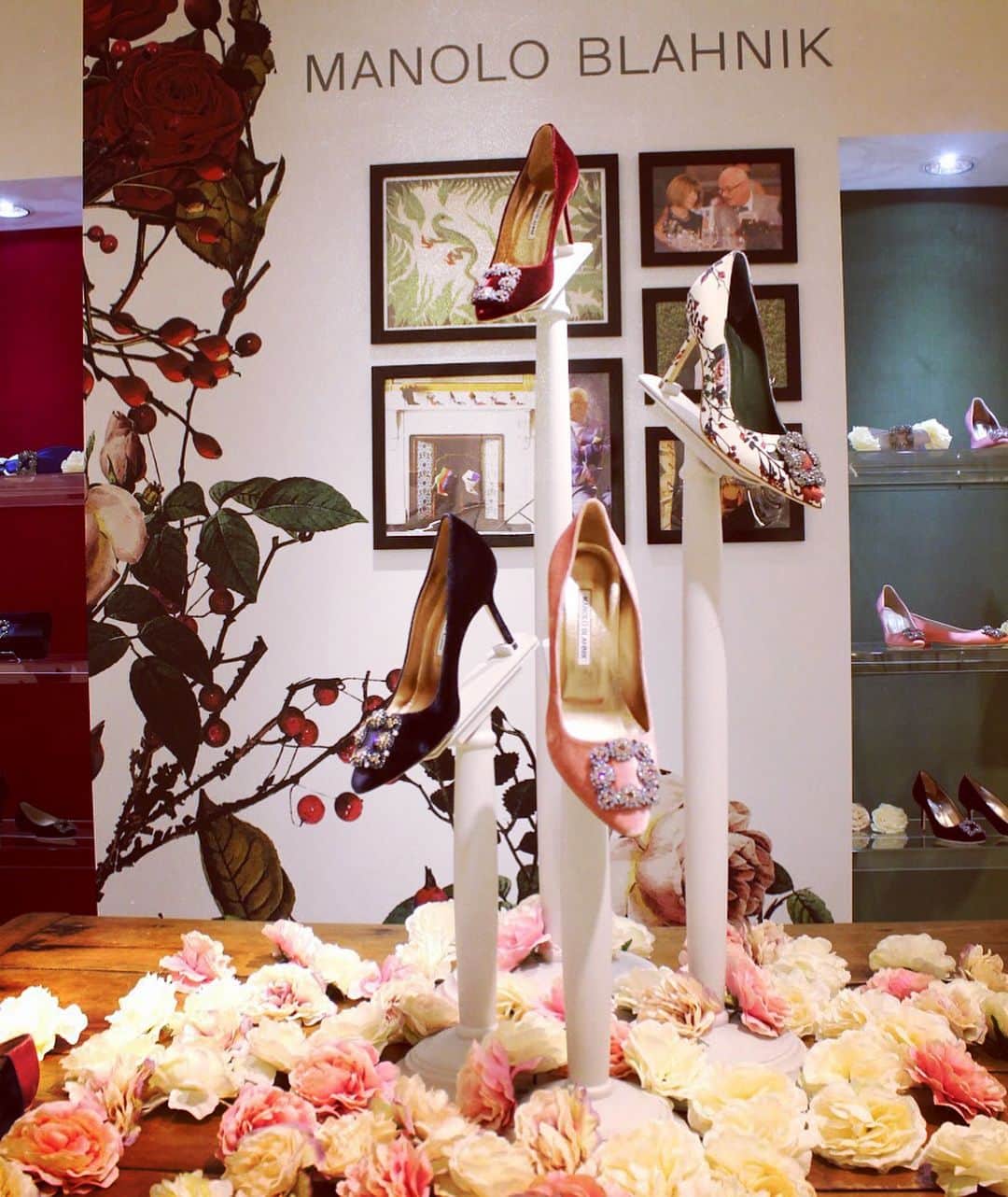 のインスタグラム：「＜MANOLO BLAHNIK＞ POP UP SHOP 2017.11.29 wed - 12.5 tue Main Building 2F Ladie's Shoes/Promotion @manoloblahnikhq #ManoloBlahnik #マノロブラニク #hangisi #ハンギシ #theboywhomadeshoesforlizards #トカゲに靴を作った少年 #shoes #shoeslover #shouestagram #shoes #isetan #伊勢丹新宿店 http://isetanparknet.com/」