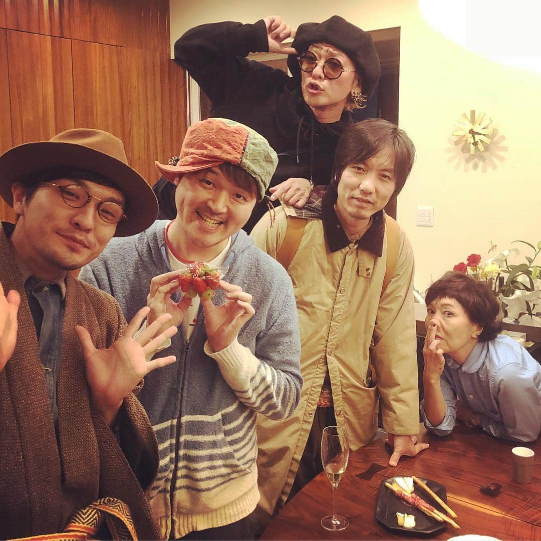 綾小路翔さんのインスタグラム写真 - (綾小路翔Instagram)「二次会は良子さんちで。笑った。飲んだ。騒いだ。 #イノ中卓球部 #忘年会2017 #森山良子 #森山直太朗 #御徒町凧 #326 #綾小路翔  #小木夫婦も参加してくれました #撮影 #井ノ原快彦」11月29日 13時03分 - showayanocozey