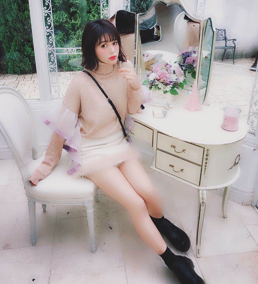 junko onagi ／小梛準子さんのインスタグラム写真 - (junko onagi ／小梛準子Instagram)「. 妹が上からうまく撮ってくれて 脚が盛れた写真👌笑 まだ厚着をしたく無いけど 最近夜はすんごく冷えますね(;_;) . なのでわたしは家でも外でも ベルメゾンさんから頂いたインナーの ホットコットを超愛用してるのだ😂💓 . 家だと暖房に頼らなくてもこれ着てるとポカポカ💕 長く着てても痒くならないから外に行く時も ニットの下に忍ばせております🎶 . @bellemaison.jp #PR #ホットコット #秋コーデ #寒さ知らず #インナー #部屋着 #ベルメゾン #リルリリー #マーブリー #スイートオブルームス #黒髪ボブ #ウェーブボブ」11月29日 14時12分 - jnco0417