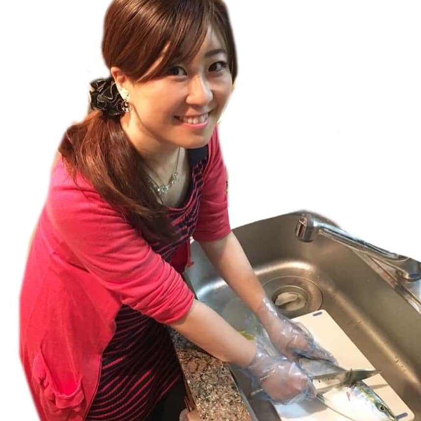 のインスタグラム：「. . .「魚🐟捌いて❣️」 . .急に「魚捌いて」って旦那さんが海釣りから帰ってきた！ .いつの間にか台所に、新しい出刃庖丁も刺身包丁も用意されていて準備万端。 .旦那さんが買ってきたらしい。後は私にやれってことですか😁オイッ✋ . .とちぎテレビで、関谷さんの魚釣りコーナーで鍛えてもらいましたからね🎵久々にやりますか！ . .まずは三枚下ろし。薄い方が美味しいと思うんだけど「魚を感じたい」とのリクエストがあったので(笑)今回はちょっと厚めに切ってみました。 . .この日の釣果は、#イナダ #アジ #ヒラメ #メバル #エイ #フグ。 . .ちなみに魚釣り中に#エイ と#フグ の写真が送られてきたので、それは持って帰ってこないでねとピシャリ✋#キャチアンドリリース 。 . .また夕飯釣ってきてねー😁 . . #魚釣り #刺身 #魚捌いて #出刃庖丁 #刺身包丁 #包丁 #フリーアナウンサー #金谷有希子 #妊娠#妊娠中期 #プレママ #私は焼いて頂きました♪ #魚を感じたい✨ #とちぎテレビ #魚釣りコーナー #関谷忠一さん」