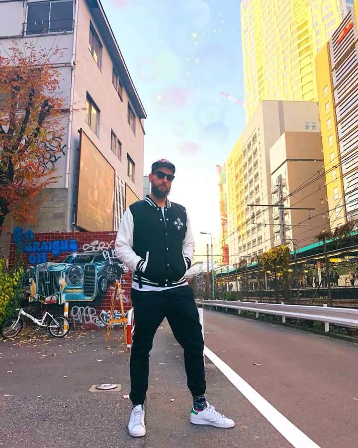 サイモンとマルティナのインスタグラム：「Had a rough time at physiotherapy today but decided to #buildaladder and to lift my mood by stopping along the way to take some photos of Tokyo and of my Big Duck. 📷 Gotta keep reminding ourselves to open up our eyes and look at the world around us with a fresh perspective. Even the path you often take can be beautiful and colourful when you take the time to really observe it. 🌈」