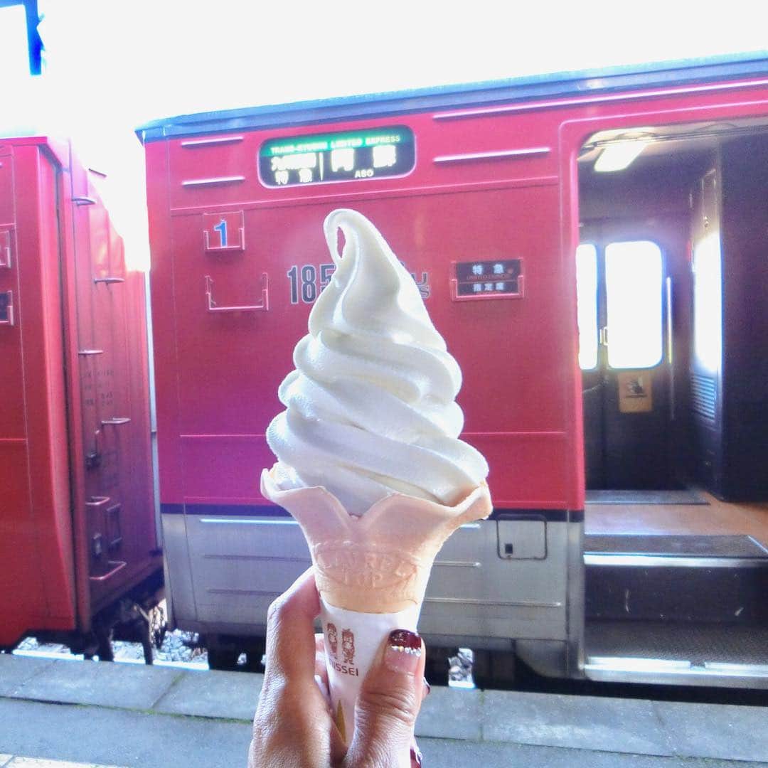 のインスタグラム：「阿蘇駅で、ソフトクリーム。  電車復旧して欲しいです。  頑張れ熊本！  #阿蘇 #ig_japan #instapic #instagram #instalike #like4like #阿蘇駅#instatraveling #traveling #travel #trip #マイトリ#鉄子#icecream #active #大自然#ジャージー牛乳#aso #kumamoto#kumamotogram#じゃらん #tokyocameraclub#Zekkeiくまもと県北」