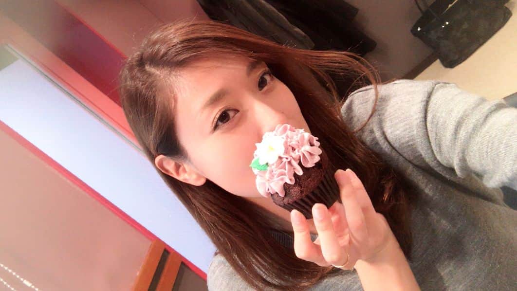 高橋麻美さんのインスタグラム写真 - (高橋麻美Instagram)「インスタ映えケーキをいただいた😍  #instagram #photogenic #cake #butter #cream #flower #bear」11月29日 18時58分 - charmy421