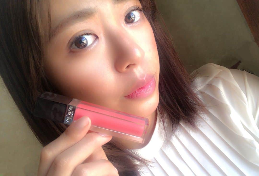 わちみなみのインスタグラム：「冬は唇も乾燥しがちだけど、このグロスを塗ったらふっくら！がつづくよ。 .  Sisley フィトリップグロス 3番 .  色もかわいいサーモンピンク💗 また詳しくはvocestブログに書くね(^o^) . #sisley #フィトリップ #グロス #lip #voce #vocest #pr #gloss #わちみなみ #pink #メイク #美容」