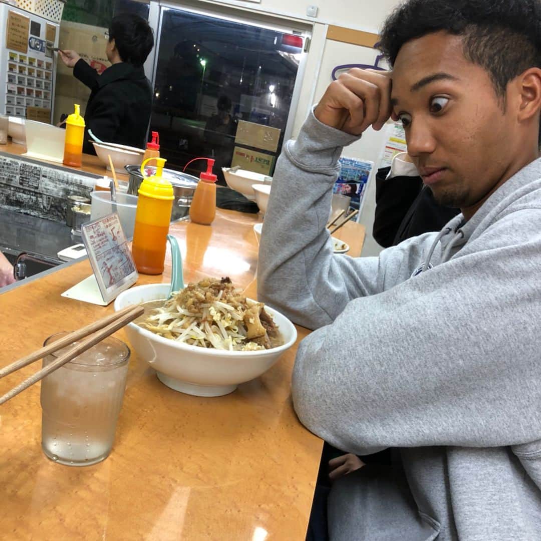 吉田正尚のインスタグラム：「留学生にラーメン教えてきました🍜  #ラーメン荘 #行列 #初 #置きに行ってシンプル #今日は空いてて45分 #にんにく #妙な緊張感 #背番号6」
