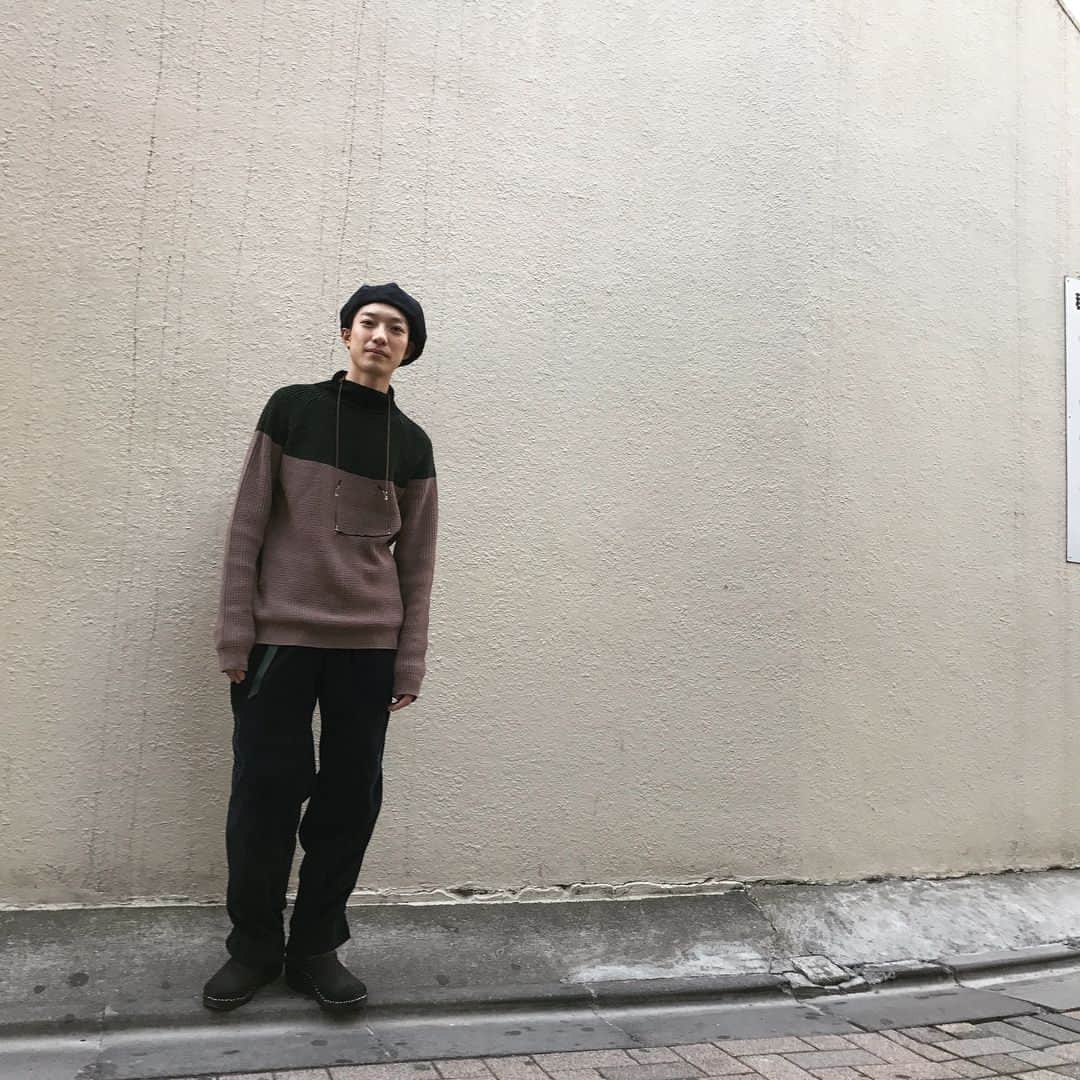 並木一樹さんのインスタグラム写真 - (並木一樹Instagram)「snap 冬はニットにコーデュロイに、温かみのあるコーデが好きです🌿 パンツのコーデュロイとベレー帽で合わせてみてますがどうですかね^ ^🌿 ・ knit: kolor pants:kolor shoes:toroentorp ・ コーデュロイのベレー帽は実はCA4LAのでヘビロテしてます🌿安いしいいよ🕺✨ 本日も沢山のご来店ありがとうございました！いつも感謝です🌿 #sacai#kolor#auralee#ファッションスナップ#ファッション#スナップ#needles#toroentorp」11月29日 23時35分 - casi_namiki