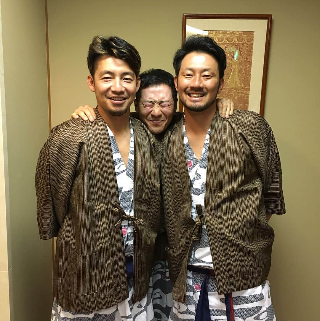 西岡剛のインスタグラム：「また明日から来年に向けて頑張ろ💪 最高なチームメートで来年は最高な年にしたい！みんなで✌️ 納会というのは年に一回良かったこと苦しかったことを分かち合える日です！ 唯一チーム内でライバル心が消えて仲間になれる日でもあります。 そして現役を引退される人達への労いの日でもあります！ 考えさせられる日でもありマジ最高な日でもあります。 おやすみ💤 ps中谷君はチューが好きなんかな？🙄 #阪神タイガース#鳥谷敬#狩野恵輔#新井良太#森越祐人#伊藤隼太#中谷将大 #板山祐太郎 #西田直斗#糸原健斗 #高山俊 #梅野隆太郎 #横田慎太郎#藤浪晋太郎 #西岡剛」