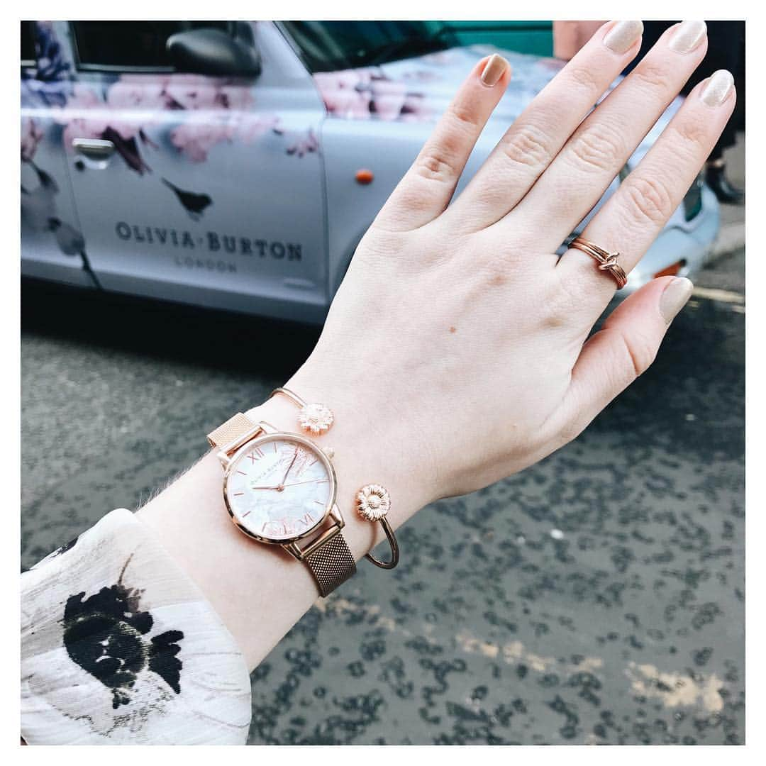 Olivia Burtonさんのインスタグラム写真 - (Olivia BurtonInstagram)「Hailing the prettiest taxi EVER 🌸💕 [Shop Abstract Florals, 3D Daisy Bangle & Forget Me Knot Ring #OliviaBurton #ContemporaryFairytale #ArmCandy」11月30日 3時42分 - oliviaburtonlondon