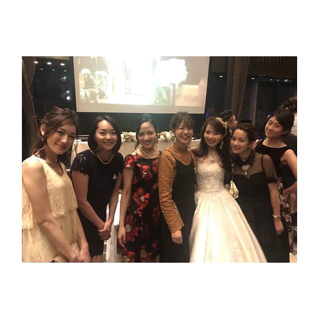 金子織江さんのインスタグラム写真 - (金子織江Instagram)「先日お仕事でもプライベートでもとてもお世話になっている、お姉ちゃん的存在の由紀子さんの結婚式でした💒‼︎ . 言うまでもなく、とてもステキな式で初っ端から最後まで終始涙涙でした😢❤️ ... いつもキラキラの笑顔を絶やさない由紀子さんですが、この日はいつにも増してキラキラ光っていました😊❤️見ているこちらも、自然と笑顔がこぼれおちるそんなご夫婦でした😆❣️ .  こんな素晴らしい式に呼んでいただけて感謝です！！！ 大好きな人達にも会えて、由紀子さんの幸せそうな姿がみれてほんとに幸せな1日でした♡.. 出会いに感謝です☺️✨ #ウェディング #結婚式 #wedding #weddingparty #感動 #dress #hair #hairstyle #hairarrange #ヘアアレンジ #アップスタイル #happy #love #instagood #instagram」11月30日 15時23分 - orie_kaneko44