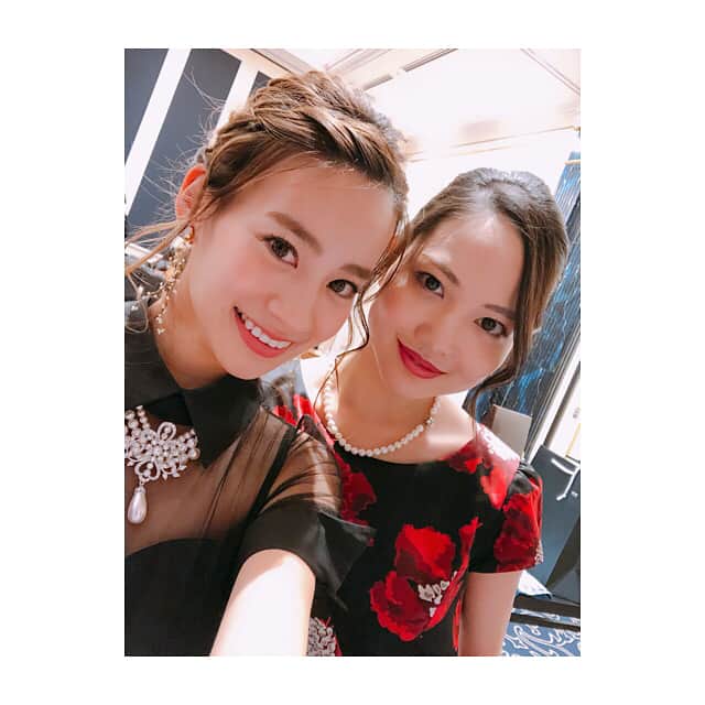 金子織江さんのインスタグラム写真 - (金子織江Instagram)「先日お仕事でもプライベートでもとてもお世話になっている、お姉ちゃん的存在の由紀子さんの結婚式でした💒‼︎ . 言うまでもなく、とてもステキな式で初っ端から最後まで終始涙涙でした😢❤️ ... いつもキラキラの笑顔を絶やさない由紀子さんですが、この日はいつにも増してキラキラ光っていました😊❤️見ているこちらも、自然と笑顔がこぼれおちるそんなご夫婦でした😆❣️ .  こんな素晴らしい式に呼んでいただけて感謝です！！！ 大好きな人達にも会えて、由紀子さんの幸せそうな姿がみれてほんとに幸せな1日でした♡.. 出会いに感謝です☺️✨ #ウェディング #結婚式 #wedding #weddingparty #感動 #dress #hair #hairstyle #hairarrange #ヘアアレンジ #アップスタイル #happy #love #instagood #instagram」11月30日 15時23分 - orie_kaneko44