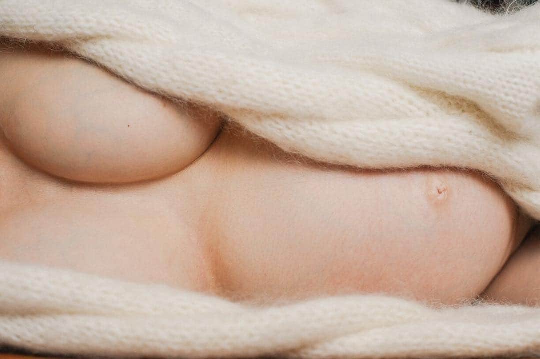 花盛友里のインスタグラム：「お腹の周りが毛だらけになって、蕁麻疹が出たり、胸も二の腕もお尻も太もももいつもの2倍くらいに大きくなって、脇も黒くなるし歯茎から血が出るし、でべそになるしでほんと嫌なことだらけだった自分の妊婦生活。 でもこうして「ママになるからだ」の企画でたくさんの妊婦さんに会って、話して、ほんとにあの短い期間って素敵だなぁ、って、わたしももう少し自分のこと好きでいれば良かったなぁって思ったんだよなぁ。 こんなの一瞬だよ、またすぐ元の自分に戻るよ、それに今のあなたの身体とっても綺麗だよ、って誰かが言ってくれたら救われたのかもなぁ。 とか。 今回の企画を見た人が少しでもそう思ってくれたらうれしいなぁ。。 . . @zexy_baby 創刊号 全国産院にて無料配布中 . #ママになるからだ #zexybaby#創刊号 #hanamorimaternity」