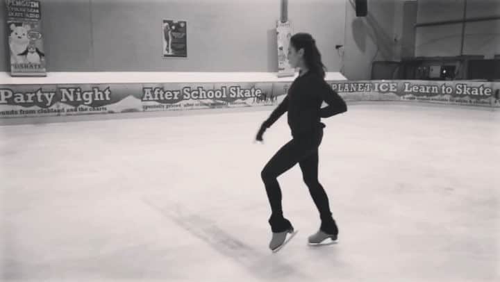 アナスタシア・オルソンのインスタグラム：「Wednesday feels 🖤 #allblackeverything」