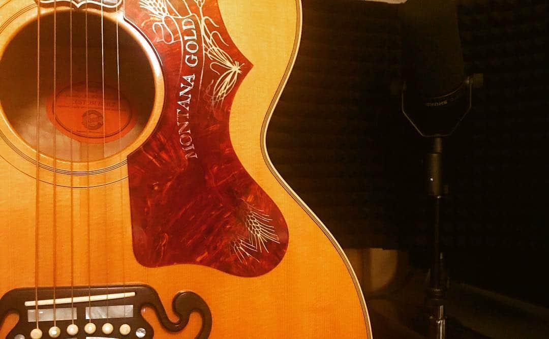 Robert de Boronのインスタグラム：「‪昨日のこの時間、秘密基地で音楽友達の塚本高史くんと初REC🎸１日経って音源聴き直してるけどとってもクール👍イケメンで俳優でギタリスト、天は二物を与えたかのようにみえるけど、才能豊かは努力なんだなぁ〜ってしみじみ感じた１日でした🙋‍♂️‬」