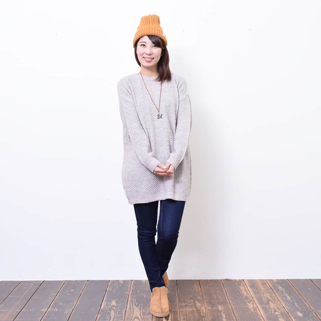+natural(プラスナチュラル)のインスタグラム：「#ライトグレー と#ホワイト のミックスカラー#ニット はお尻まですっぽり！ #マスタード 色のニット帽と合わせて あったか冬の#シンプルコーデ です✨ ─────────────────── .+natural(プラスナチュラル)は、 優しい印象に包まれる、  ナチュラルテイストなファッションと 暮らしの情報を ご紹介するWEBメディアです ─────────────────── . .  #ハートマーケット #大人ナチュラル #ナチュラル服 #プラスナチュラル #お洒落さんと繋がりたい #秋コーデ #ママコーデ #カジュアルコーデ #大人カジュアル #ママファッション#naturallook #ナチュラルファッション #大人コーデ #ナチュラルコーデ #シンプルコーデ #撮影 #着回しコーデ #데일리록 #코디 #일본 #シンプルコーデ #冬コーデ #冷え性対策」