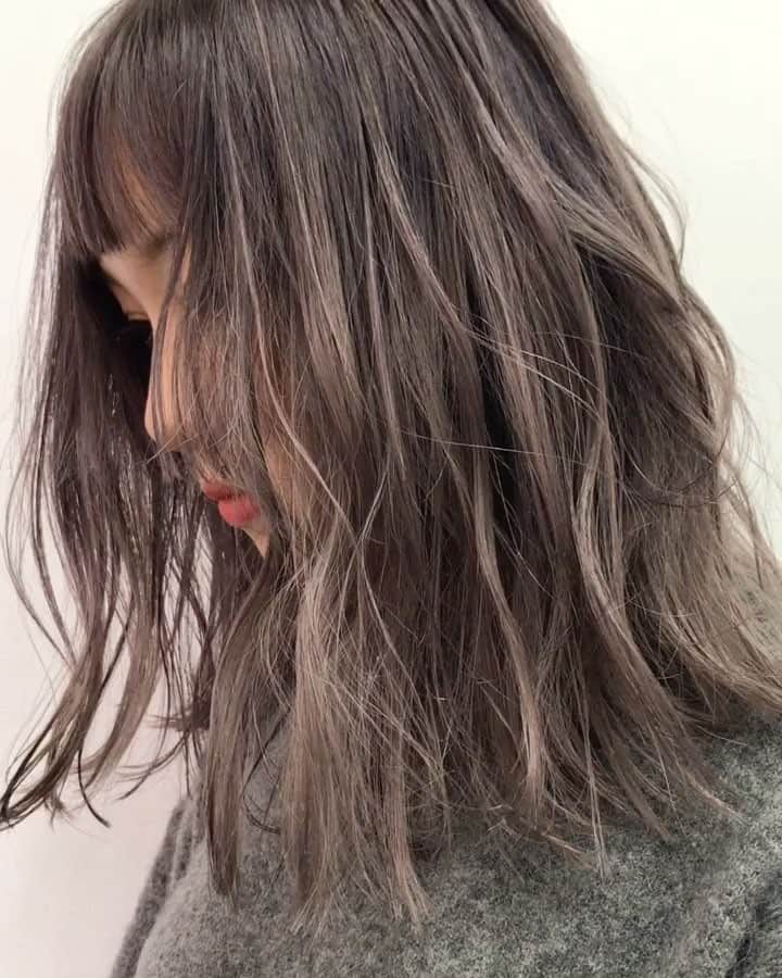 のインスタグラム：「🌹stylist 遠藤智美 （@endooree 🌹） . 【💎💎シルバーパープル💎💎gradationcolor⭐️✨】 ブリーチをして、シルバーパープルを🌟✨🌟✨クリアなcolorが外国人風👩‍❤️‍💋‍👩🌙色落ちはホワイトになるように、配合しています☺️お客様の髪の状態でブリーチの回数は異なりますが、ブリーチは必須のカラーです😘 外国人みたいにクリアなcolor、いかがですか？😉⭐️⭐️ ツヤツヤなハイトーンにしたい方、ぜひ遠藤までご相談ください☺️ . こちらは、#シークモイスチャー＋#シークエッセンス  でスタイリングしてますよ😁 SEEK MOISTURE ¥2570 SEEK ESSENCE ¥2670 . ブリーチ＋カラーで¥18000〜 ありがとうございました💕クリック⏩遠藤まで‼️‼️ @endooree ⚠️ 遠藤は12月23日から新店舗に異動致します。23日以降のご予約は、原宿店にお電話か、遠藤のインスタへDMでお受けしています。宜しくお願い致します。 ⚠️」