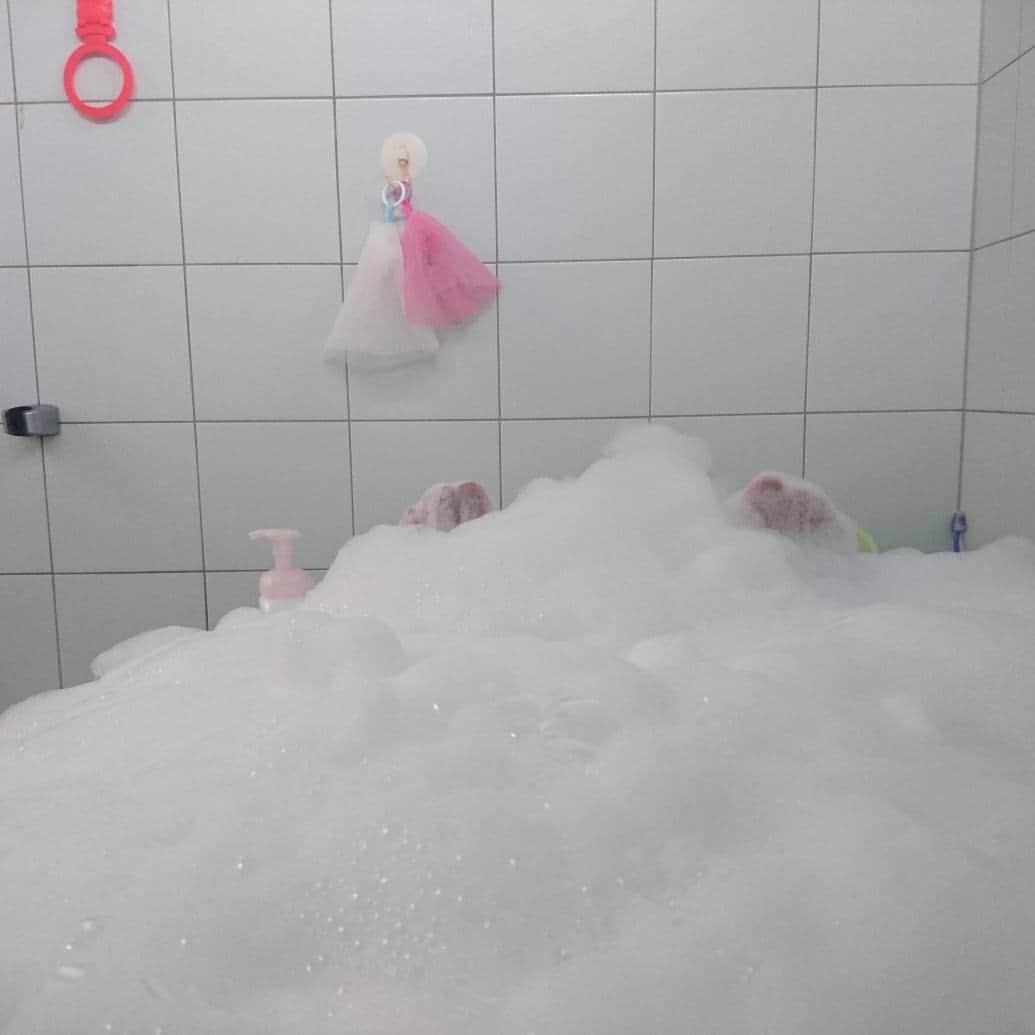 普天王水のインスタグラム：「実家帰って肥えました 風呂にバブルソープ入れすぎで、大変なことになってる(笑)  おっさん、まだ子供なのか泡で遊んでおります😓  #実家#風呂#休日#バブルバス」