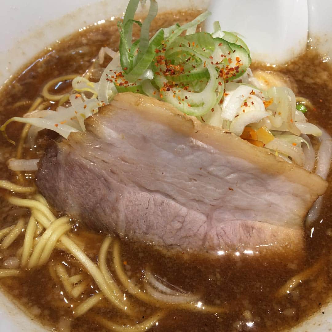 のインスタグラム：「久し振りにインスタを。。。 以前食いに行った、池袋の「神宮」。 オーソドックスなラーメンを注文しましたー。 スープはしっかり重そうだけども、味はしつこくなくて、スルスルと食べました。 他の味も試してみたい。」