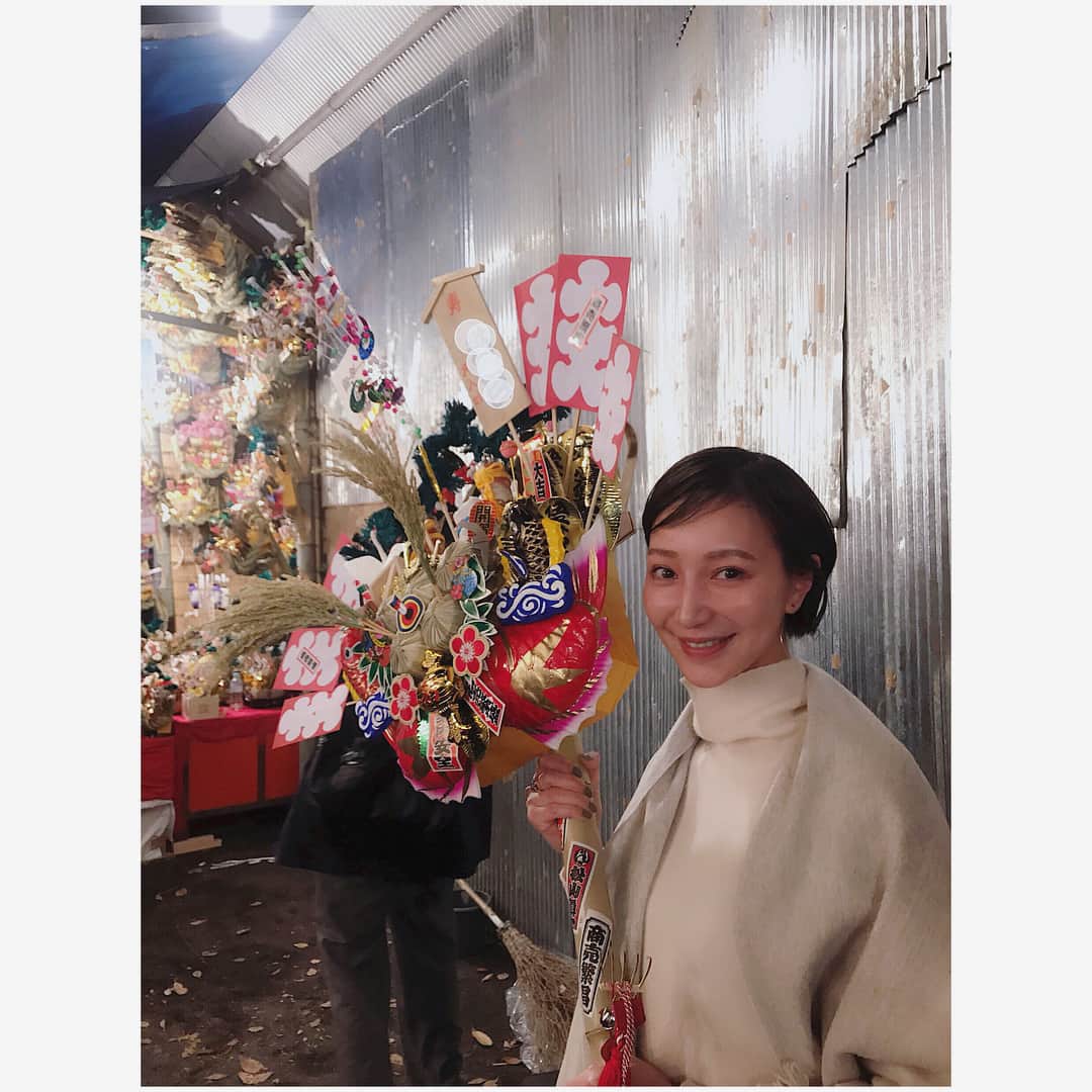 のインスタグラム：「・ 今年も新宿花園神社の酉の市へ ・ ・ 今日が今年最後の酉の日という事で昨夜から賑わっていました！ 深夜の新宿花園神社は客層も面白くて、ワイワイと楽しかったです。 私も縁起熊手を持たせてもらいました。 ・ ・  #酉の市 #三の酉 #花園神社 #愛可散歩」